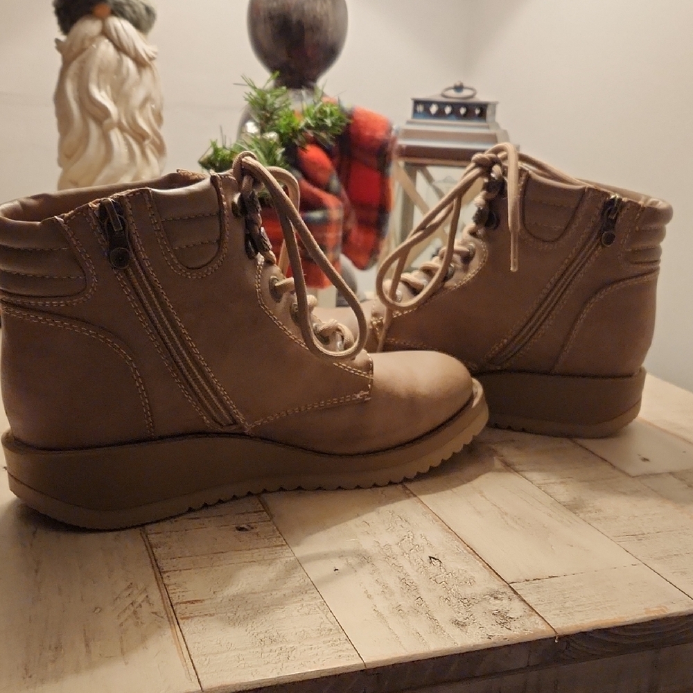 Stylish Women's Lace-Up Boots in Tan - Picture 3 of 6